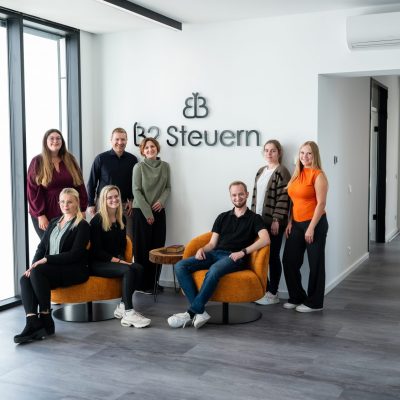 Teamfoto im Foyer von B2 Steuern