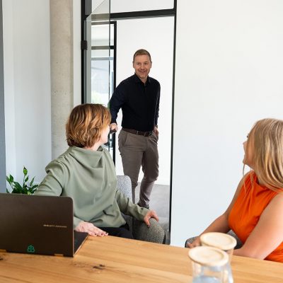 Immer im Gespräch: Daniel Brandhorst, Katharina Bruns und eine Mitarbeiterin