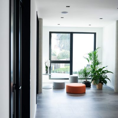 Blick in eine Sitzecke mit runden Sitzkissen im Gebäude von B2 Steuern