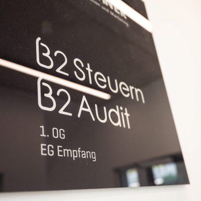 B2 Steuer Firmenschild