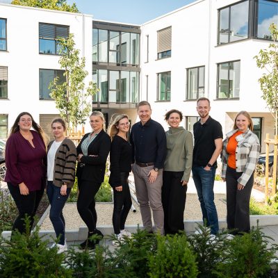 Teamfoto vor dem neuen Firmengebäude von B2 Steuern