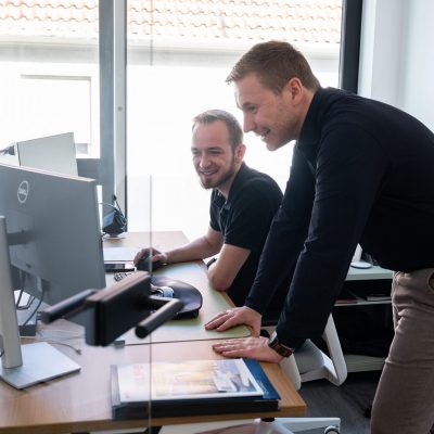 Daniel Brandhorst im Gespräch mit einem Mitarbeiter