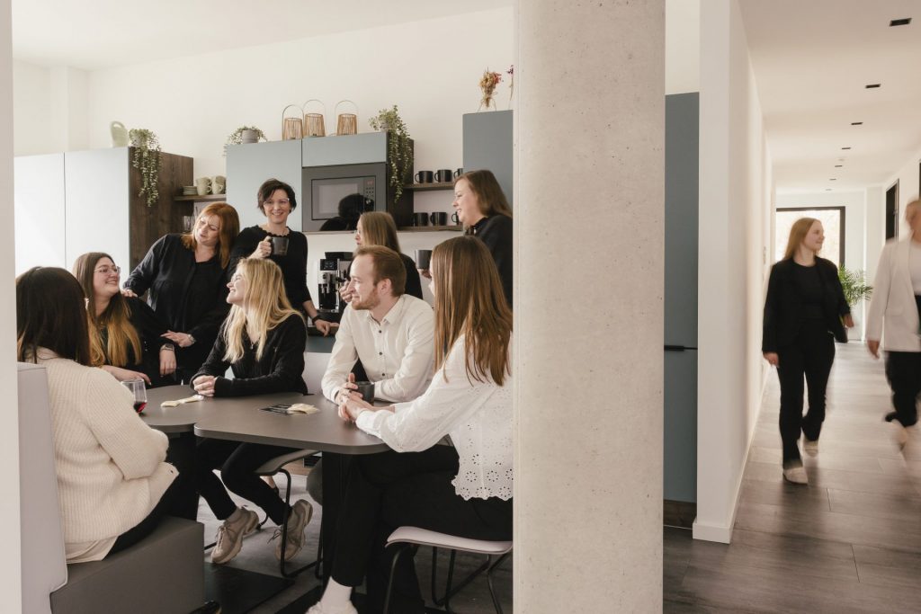 team-b2-steuern-im-modernen-büro
