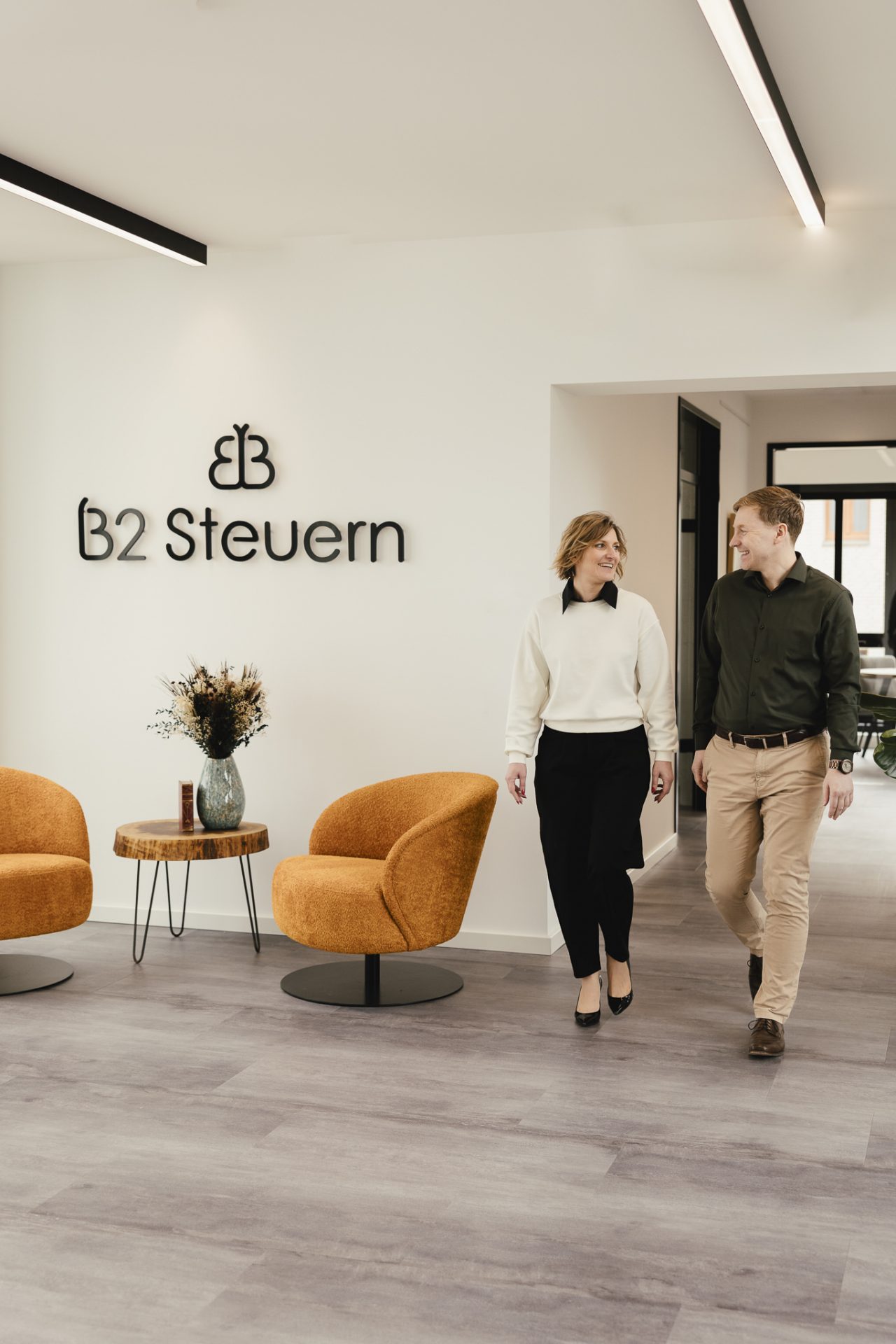 berater-im-modernen-büro-honorarmodell